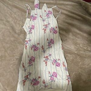 Summer dress size small ties in back